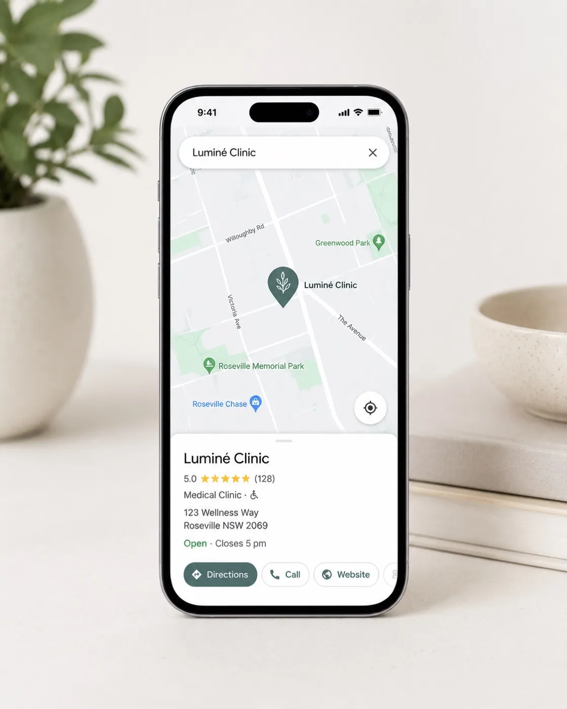 Telefon z wizytówką gabinetu w Mapach Google i pinezką
