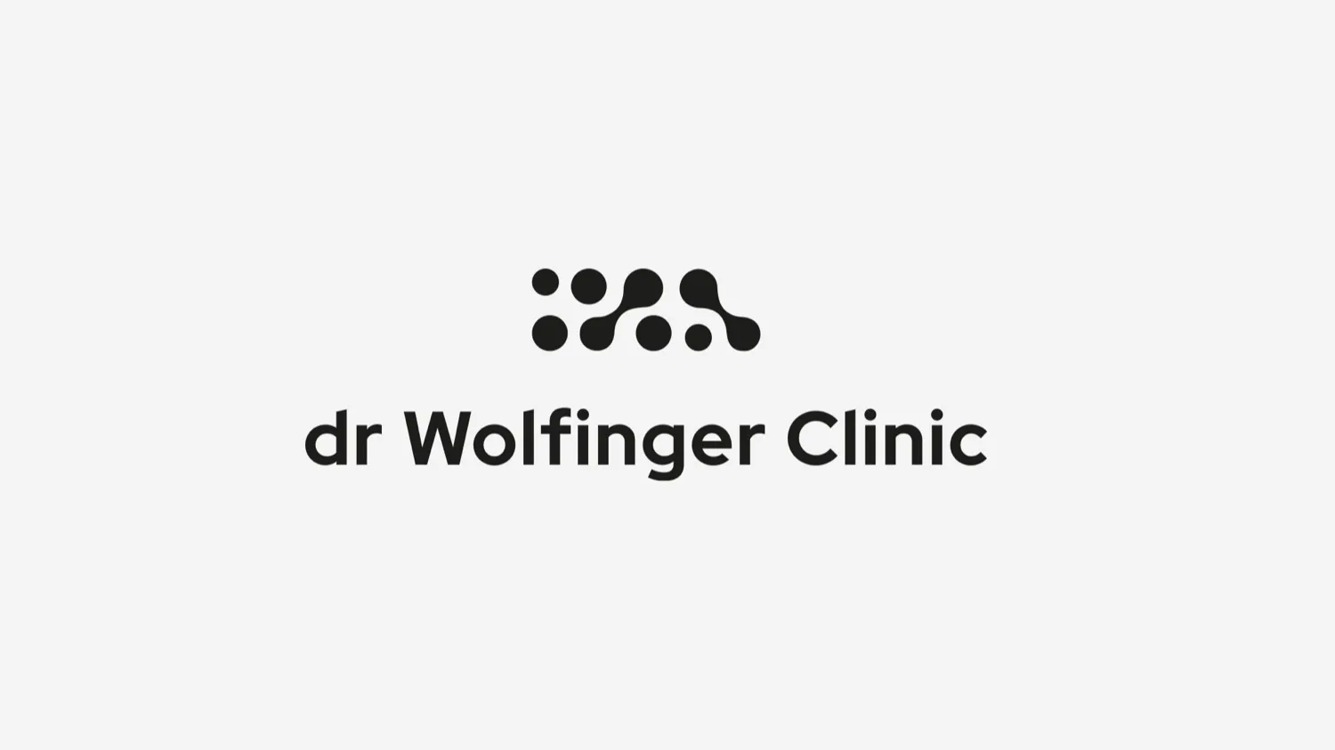 Logo dr Wolfinger Clinic na jasnym tle